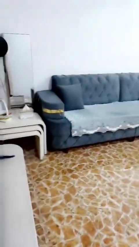 السلام عليكم بيت للبيع طابو صرف المساحه 64 الطابقين واحد معزول عن الاخر الشعب شارع عدن خلف جامع الجهاد الشارع 20 مجاور شارع الشعب الرئيسي للاستفسار ***********
