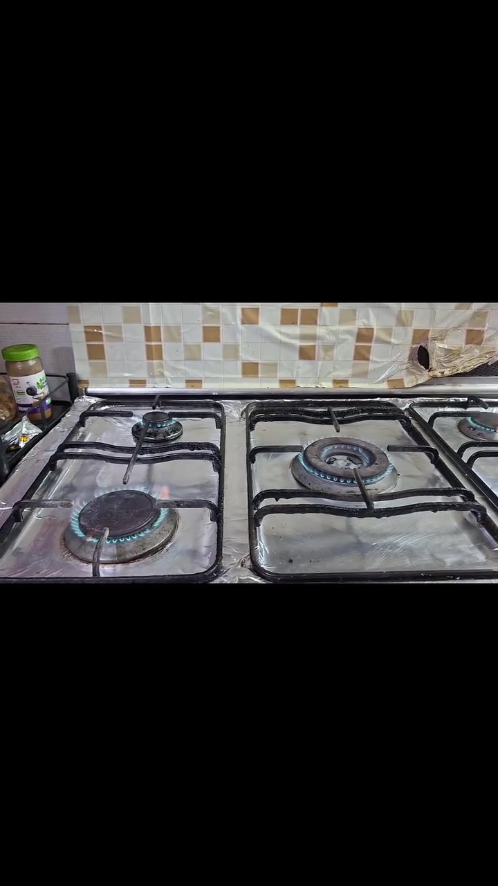 طباخ مصري • عيونه قوية • نظيف