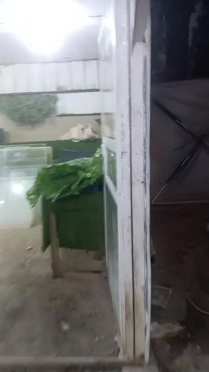 السلام عليكم هاذا كرفان لبيع مستعمل قليل  نضيف متنقل طول 6عرض 5كامل حتى كهرباء كامله بيه ***********
