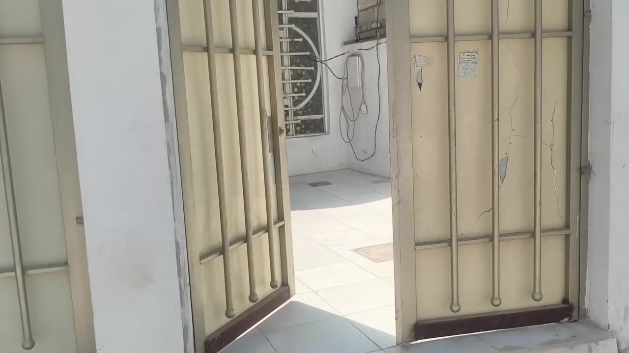 السلام عليكم
للبيع أو للايجار بيت 80 متر جاهز كافه الخدمات قريبه 
سقف كونكريت وأساس كونكريت 
شارع المطار الجديد شارع علكم بشارع حاتم الخير المقرنص بداية شارع سند 25 مرقم بلديه 
***********
واتساب
