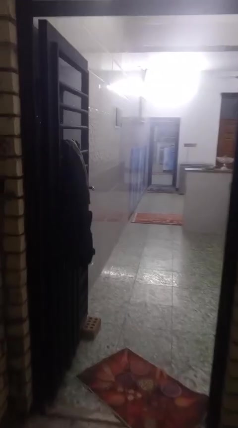 السلام عليكم بيت 100 متر طابقين بناء حديث 3 غرف حولي استقبال واجهه 6 متر وربع نزال 16 خلف شارع الحشد منطقه آل 28 موقع مميز ثالث قطعه عن السايدين العذراء يرهم مراوس بيت ارخص أو قطعه وفرق سعر 85 واتساب ***********
