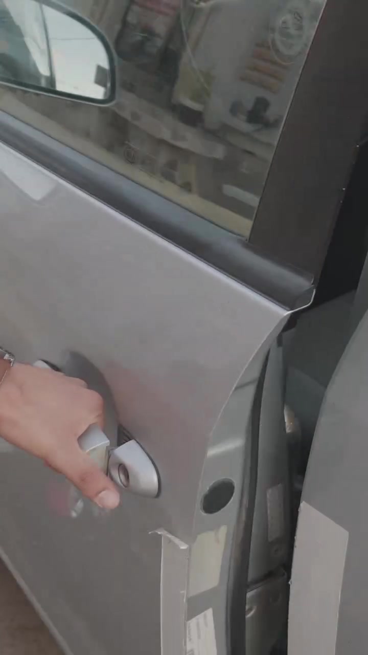 الحمد لله، زبائن معشب الأمين تثق بعسلنا، وهذه الثقة نعتز بها كثيرًا. 🍯

لكن حتى يطمئن قلبكم أكثر، رحنا بأنفسنا إلى المنحل، وصورنا لكم هذا الفيديو حتى نوضح لكم طبيعة المنطقة التي يتغذى منها النحل.
صرنا اول منحل في الانبار كافة يفحص العسل مالته بجهاز ال HPLC باهظ الثمن وارفقنا نتايج الفحص مثبتة بالتعليقات

كما تشاهدون في الفيديو، توجد مساحات واسعة من المزارع والبساتين، مع عدم وجود بيوت أو مناطق سكنية ضمن هذه المساحات، لذلك يتغذى النحل على رحيق الأزهار ومصادر الرحيق الطبيعية الموجودة في هذه المزارع والبساتين. 🌿🐝

🔬 ماذا يحتوي العسل؟

العسل مادة طبيعية معقدة، ومن أهم مكوناته:
• السكريات الطبيعية، وأهمها الفركتوز والجلوكوز.
• الماء.
• الأحماض العضوية.
• الإنزيمات.
• الأحماض الأمينية.
• المعادن والعناصر النزرة.
• المركبات الفينولية ومضادات الأكسدة.
• كميات صغيرة من الفيتامينات والمركبات النباتية.

🍯 ومن أبرز فوائد العسل:

• مصدر طبيعي للطاقة.
• يحتوي على مركبات ذات خصائص مضادة للأكسدة.
• قد يساعد في تهدئة الحلق والسعال.
• يساهم في دعم التغذية العامة ضمن النظام الغذائي المتوازن.
• يحتوي على مركبات طبيعية تختلف نسبتها وتركيبتها بحسب مصدر الرحيق والنباتات التي تغذى عليها النحل.

📋 أما الفحص المختبري للعسل، فهو مرفق لكم في التعليقات حتى تكون المعلومات أمامكم بكل وضوح وشفافية.

هدفنا أن يكون الزبون مطمئنًا إلى المنتج الذي يشتريه من معشب الأمين، وأن يعرف مصدره وطبيعته قدر الإمكان.

📱 للتواصل أو السؤال والاستفسار فقط على الواتساب:

اضغط هنا:
wa.me/9647814527849

أو أدخل رقم الواتساب:
***********

📲 للتواصل على التليجرام:

اضغط هنا:
t.me/Alameen_Herbarium

أو أدخل رقم التليجرام:
***********

📍 العنوان:
الرمادي – شارع المستودع
