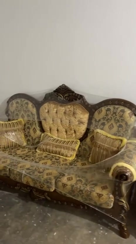 قنفات ملكيات 10مقاعد مسدخدم شي قليل  بدون طاولات مكان اربيل قوشتبه  السعر 350 رقم الموبايل ***********
