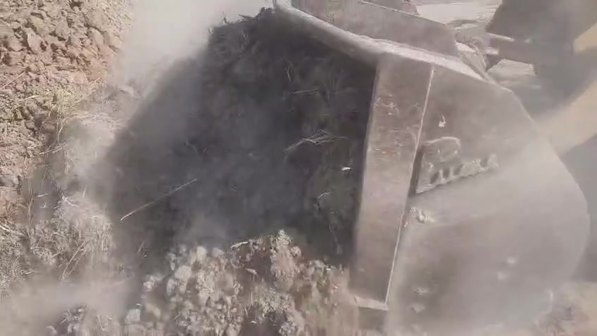 سلام عليكم شفل كوماتسو للبيع حجم 320 رقم سليمانية تحويل مكينة وكير مكفول تايرات جدد مكينة جاهزة للعمل مكان بغداد سعر 170 وبي مجال ***********
