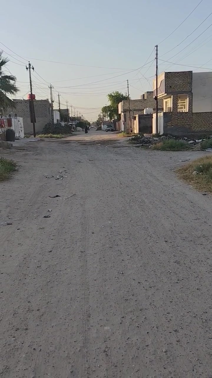 دار للبيع مساحته ٢٠٠ متر طابق واحد بمنطقة ال١١ الالف بظهر شارع السوداني ومقابيل مدرسة المسعودي وذات النطاقين سعر الدار ٧٠ وبي مجال تفاصيل الدار داخل الفديو .  سبع البور بغداد طابو الكاظميه//////***********

