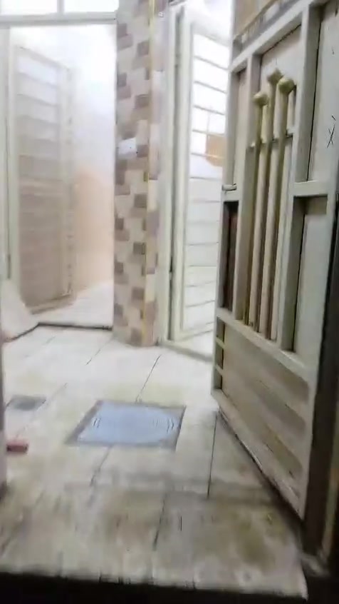 السلام عليكم من رخصة الادمن 
عندي مشتمل ٥٠ م للايجار طابق واحد يحتوي على غرفة ومطبخ وملحقات كما موضح بالفيديو موقعه في شارع ابو الدهن فرع الفرن مال الصمون للاستفسار الاتصال بالرقم ‏‪***********‬‏  غير متواجد ع الفيس
