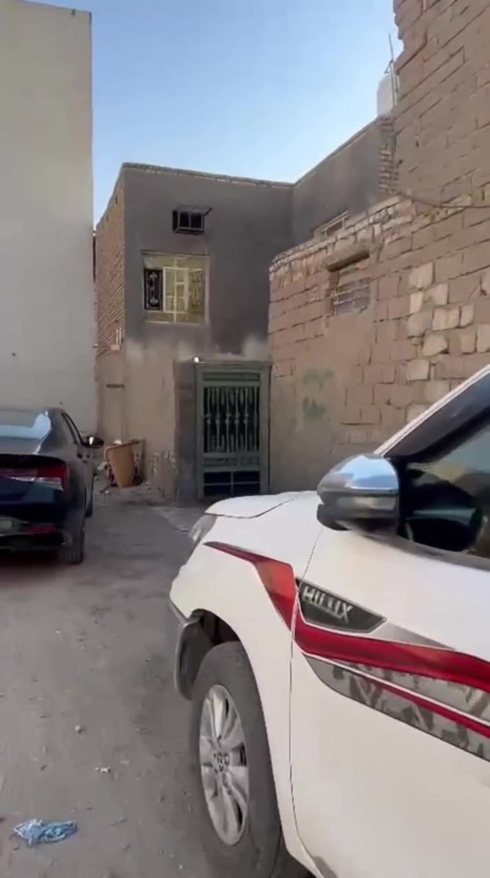 السلام عليكم بيت خلفي طابقين للايجار منطقة الشموخ خلف بيوت شارع يا حسين 
الطابق الاول:غرفة وصالة واستقبال ومطبخ+صحيات
الطابق الثاني:غرفتين وصالة
الايجار 550 الماء والكهرباء على صاحب الملك
للتواصل:***********
