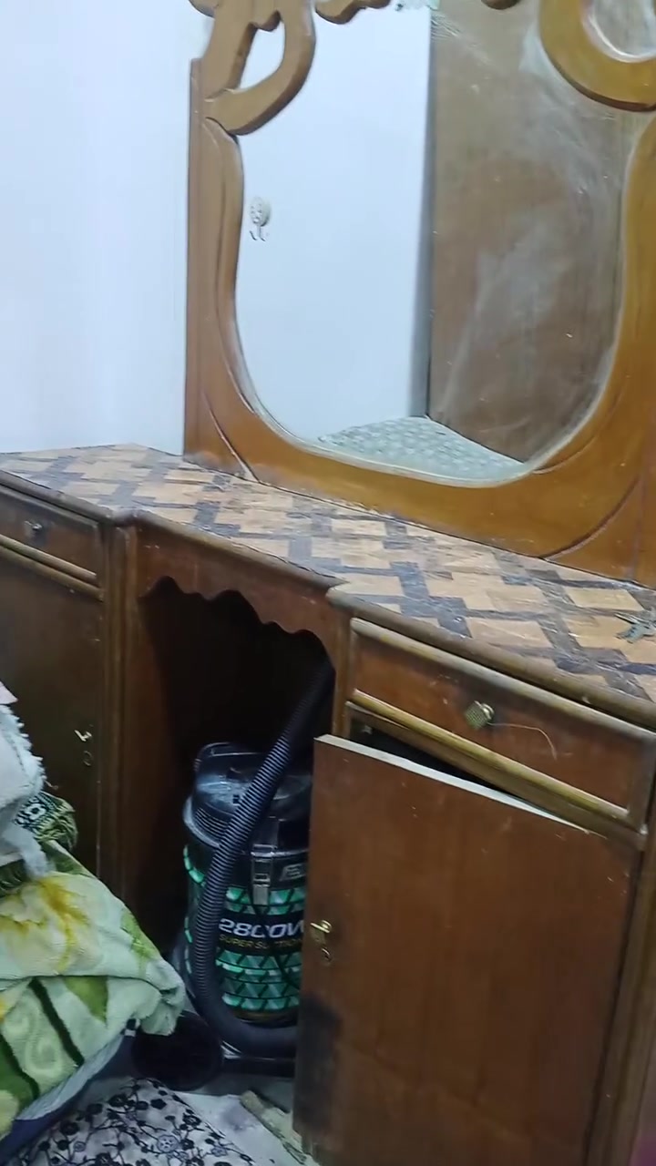 السلام عليكم عندي كاونتر مترين ونص قفل 200 وغرفة اخشاب 300مع مجال قليل استفسار اتصال على الرقم *********** واتساب
