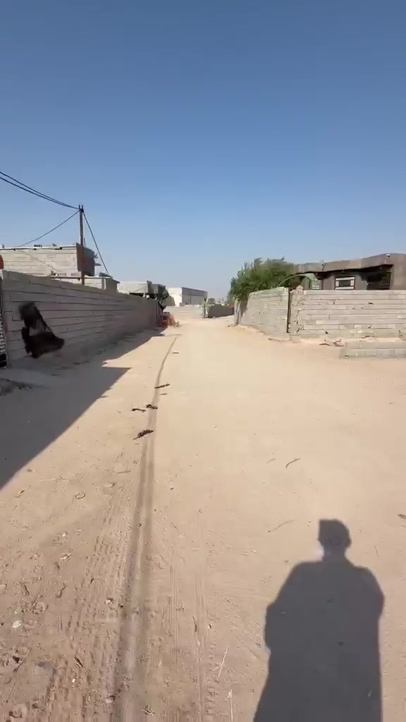 سلام عليكم بيت للبيع 🏠🏡
يحتوي المنزل علا 2قرف كما موضح بل فيديو 
ويحتوي علا ديوان
ووعلا هول موزع ومطبخ وصحيات خارجية وداخليه 
وطارمه مساحته 200 ويضمن بجانبه قطعه أرض 200
شامل كافه الخدمات عنوانه مقابل قاعه دبي 
السعر 40 مليون وبي مجال للشراي لمعرفه التفاصيل والاستفسار الاتصال على الرقم***********
