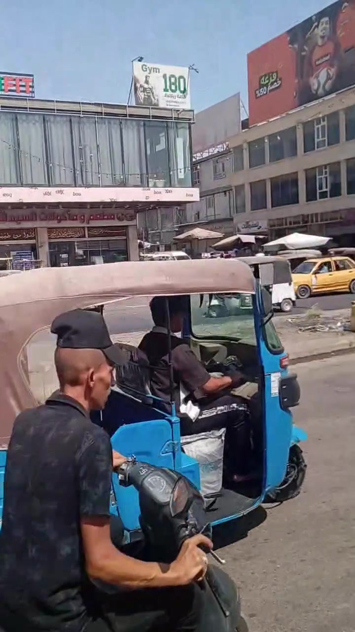 بيت للبيع طابو صرف مساحه 500 متر  تجاري شارع كربلاء المقدسة حي العامل يوجد فيه5 محلات مع دور لسكن يصلح بنايه تجاريه موقع مميز جدا السعر مليار وسبعمائة وخمسون مليون قفل علما البيت على الوجهية البيت 16 متر على شارعين الإتصال *********** وتساب ***********
