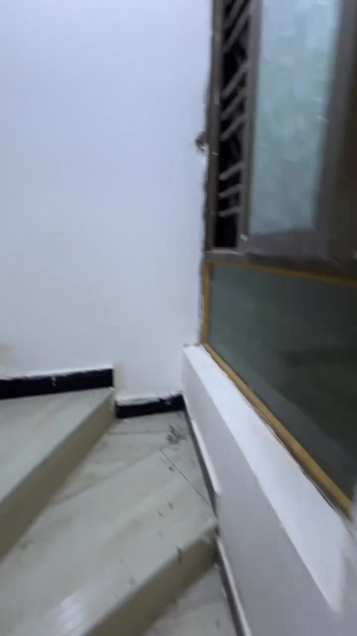 السلام عليكم بيت للايجار بمنطقة الغزالية قرب  المجمع السويسري قريب علخط السريع البيت يحتوي علة ٤ نوم +٢ خدمات +مطبخ وصالة بناء حديث ومصبوغ جديد.
***********
