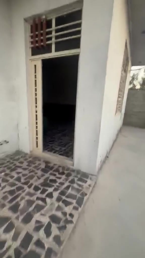 السبام عليكم.
للبيع دار بناء حديث خلف اسالة الماء بل مشروع 
مساحة ٢٤٠ متر. يحتوي على غرفتين نوم ٥*٥
مطبخ ٦*٦
هول داخلي ٨*٧
صالة خارجية ٥*٨ مع الخدمات
لاستفسار :- ***********
