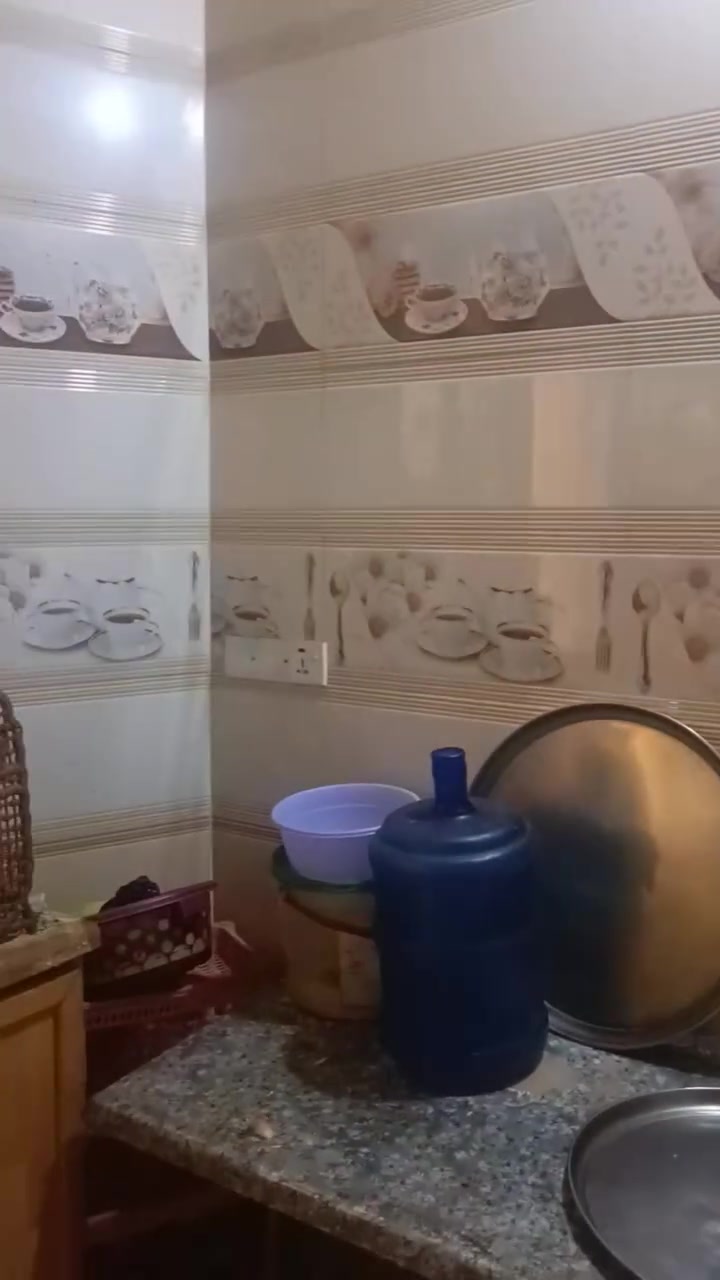 السلام عليكم 
بيت للبيع مساحه 60 متر 
يحتوي ع 3 طوابق و 4 غرف
الطابق الارضي مطبخ واستقبال وصالة 
واجهته 7ونص في 8
بناء حديث طابوك جمهوري كونكريت مسلح كل طابق يحتوي على حمام وتواليت 
قريب ع الامام مشي 5 دقائق 
يصلح حسينيه للزوار
للتواصل ع الرقم تالي *********** المكان باب طويريج الجمعيه
