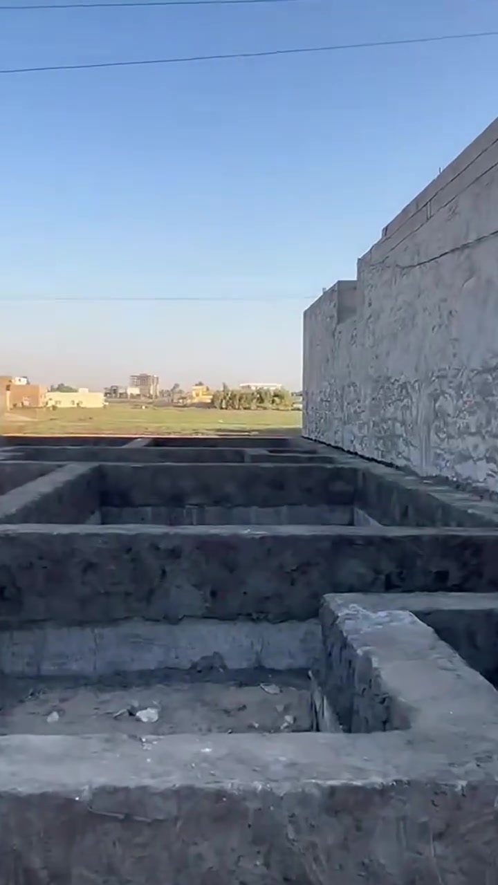 سلام عليكم اخوان 
يوجد دار مساحه 160 متر طابو زراعي سند 25 ضمن حدود بلدية يعني بل مستقبل القريب يطوب في الأنبار الرمادي منطقة جزيرة البوذياب دار يتكون من استقبال ومطبخ وصالة غير مكتملة وغرفتين وموزع ومناور وحمام كاملة موضح بل فديو كامل مجاري منطقه فول خدمات ماء كهرباء كلشي كامل مدرسه ابتدائيه ومدرسه متوسطة ومستوصف صحي قريب جداً من البيت يكدر الي يشتري يأجرة أو يكملة ويأجره أو يكعد بي اني حالياً كاعد بي صار ثلاث اشهر من بنيته تحويل مباشر بأسمك سبب البيع حالة مرضيه عافكم الله وسبب نشري بهذا المكان لأن هوايه من اهالي الحلة دايشترون بيوت يمنه ونشرته بكروباتنا كذالك والرزق عل الله 
***********
