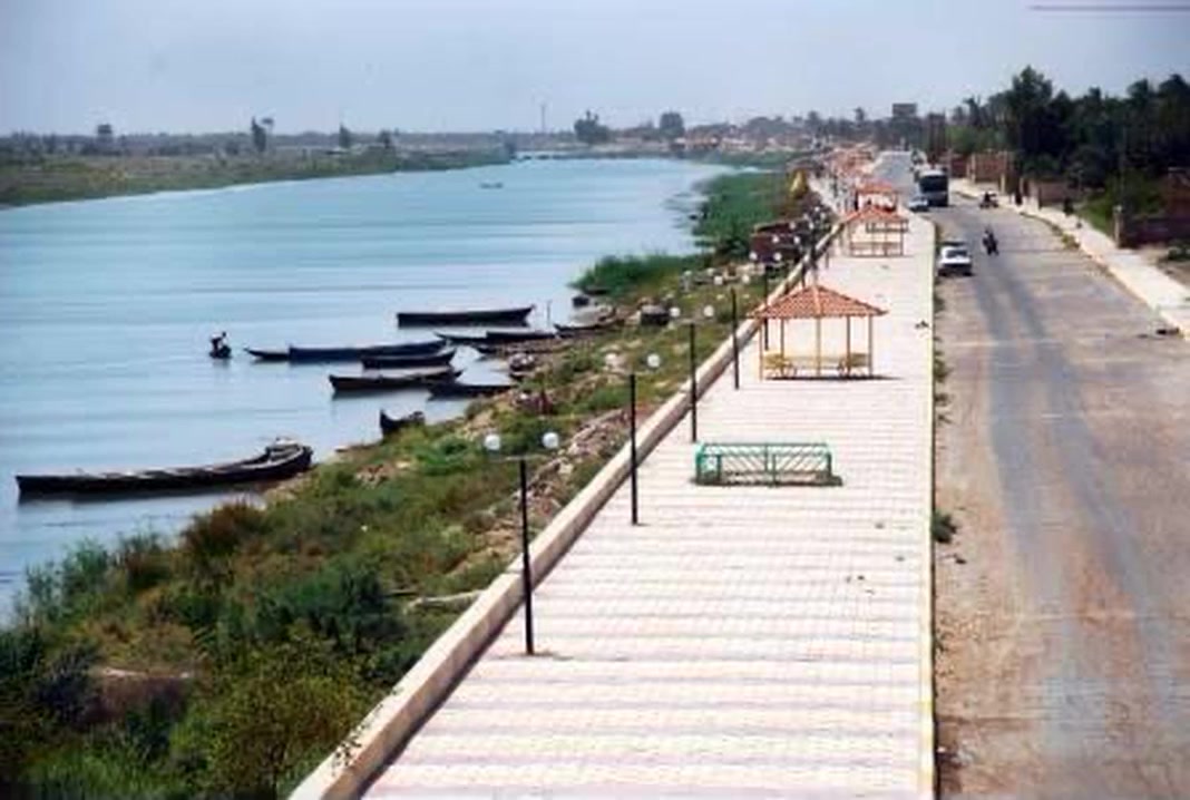*قطعة ارض للبيع*
القرنة النهيرات بالقرب من ملعب دجلة الخماسي وخطوة سيد جابر ومشروع الماء Ro
طابو زراعي نموذج ٢٥ تحويل بأسم المشتري ، مساحة القطعة 189 متر واجهة 8 ونزال 23   تبعد 40 متر فقط عن شارع الكورنيش للأستفسار ***********
ملاحضة / الصورة قديمة قبل التبليط والخدمات

