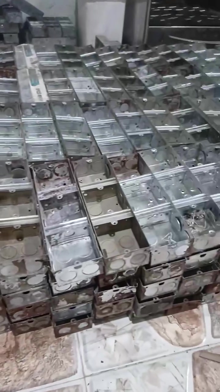 بوكس حديد ثلاثي ثقيل السعر 600دينار هاتف***********

