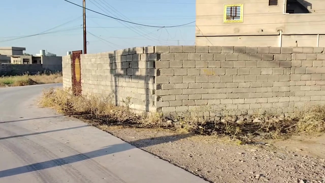 قطعت أرض للبيع المساحه ٧٠٠ متر الموقع ارحه مثل ماموضح بالفديو كامله الخدمات ماء وكهرباء  ***********
