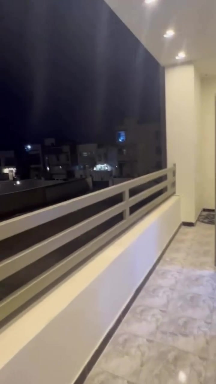 🔥تحية طيبة 

🏡 شقة للإيجار – اليرموك / حي الداخلية

✨ تفاصيل الشقة:
طابق ثاني
 🛏️ غرفتا نوم 🛋️ صالة مريحة
🍽️ مطبخ حار وبارد 🚿 حمام 🌤️ منور
🛠️ التجهيزات:
🔥 كيزر 📡 تأسيس ستلايت
🌬️ ساحبة مطبخ
🗄️ جرباية 🛏️ كومديات🍴كاونتر
💰 الإيجار الشهري:  مليون و 100 الف
🤝 قابل للتفاوض

🔎 رمز العقار: 478
📱 اتصال: ***********
💬 واتساب: ***********
✨ نستقبل جميع عروض البيع والإيجار 
للعقارات السكنية والتجارية.
رابط قناة الواتساب 
https://whatsapp.com/channel/0029Vb7Uz8yDp2Q3t1cIWg30 
#شقةللإيجار #شقق_عائلية #شقة_للإيجار #عقارات_المنصور_الأميرات_الداوودي_حي_المتنبي_المهندسين_حي_العربي_المالية_حي_دراغ_البيجية_العناب #اليرموك
