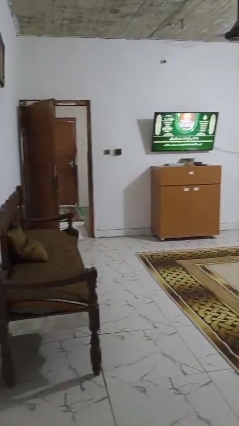 السلام عليكم 
من رخصه إدارة الكروب المحترم 
بيت للبيع م ١٥٠ متر متكون من غرفه نوم 2 واستقبال ومطبخ وخدمات وكراج مثل ماموجود بالفيديو العنوان جسر ديالى الجديد منطقه زين العابدين ع الخمسه دونم مقابل بالزين خانه المشرق العربي قرب جامع الرجاء السعر 65 وللشراي يخابر والله يسهل ان شاءالله 
للإستفسار الاتصال ***********
