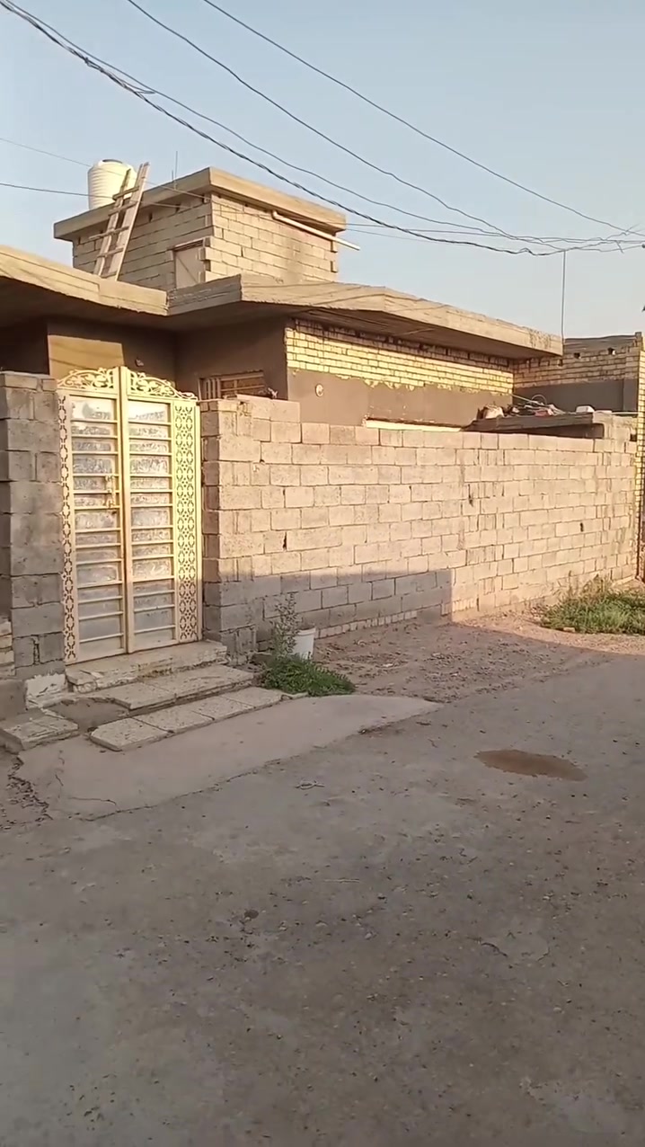 بيت للايجار تقاطع النهروان شارع المصلخ خدمات كامله تبليط ماء ٢٤ ساعه الاتصال على صاحب الدار *********** للمعلمة يريد عائلة صغيرة ومرتبه ونظيفه
