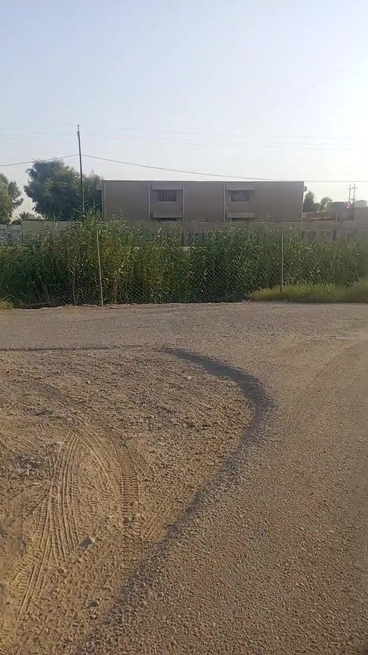 سلام عليكم بيت مساحته 200 متر موقعه زين قريب عله المدارس يبعد عن الشارع العام دقيقتين مكان البيت التاجي منطقة جرف الملح ‏‪***********‬‏
