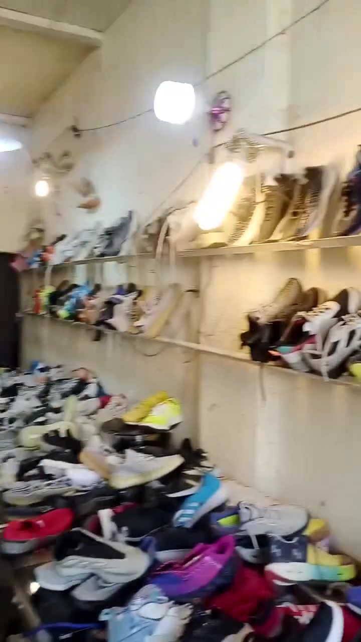 باله اوربي ما ملبوس 👍🏻 
العنوان بغداد الحسينيه السوق الكبير مقابيل بانزين خانه محطه وقود الانطلاق 
اربع قطع بعشرت الاف دينار 
رقم الهاتف ***********
