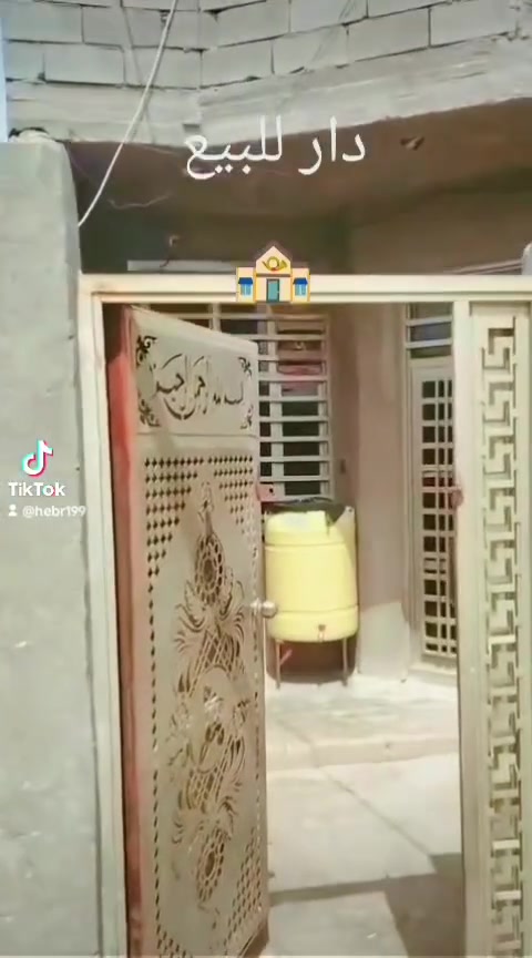 السلام عليكم دار للبيع العنوان حي طارق القديم خلف بكره من قصاب المساحه 100 متر البناء طابوق***********

