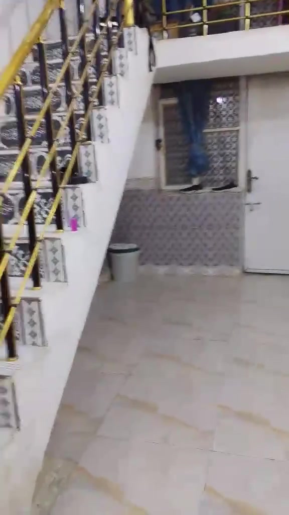 سلام عليكم بيت البيع مساحه 230متر سند 25حولي
 كاع راجي يبعد عن الدور سكنيه حوالي 200متر بيت نضيف جدا جعب صب وسقف عكاده درجه اولى خدمات كامله بناء كله طابوق درجه اولى بيت كله طابوق 
غرفه سبعه في أربعة 
غرفه ثانيه سته في أربعة 
صاله عشره في سبعه 
مطبخ خمسه في أربعة 
استقبال سبعه في أربعة 
كراج سياره سته في سته 
سعر 63
***********
