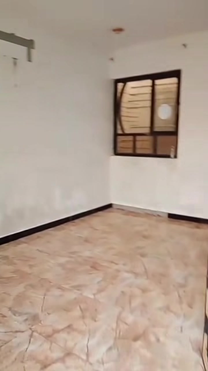 يالله سلام عليكم 
 🏡 

بيت  للايجار | طابق أول  
صالة + مطبخ + حولي كبير + خدمات + غرفة نوم  العنوان 
الدورة - شارع أبو طيارة - شارع نسائم النخيل  
 الايجار300 
*********** مكتب العامري
