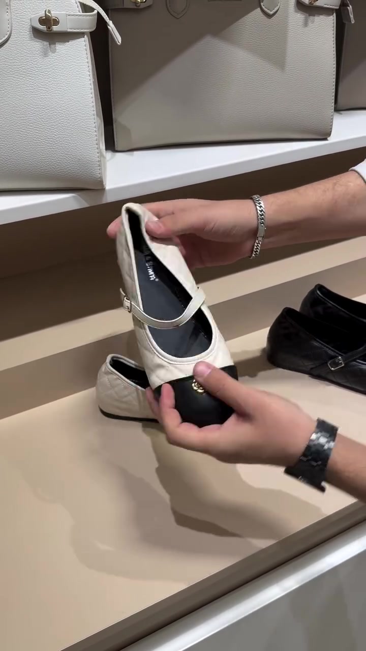 شوز بالرينا طبي (2cm) 💯 … خامة جلد طري ،، دبان طبي ، كوالتي عالي.
متوفر ب(2)الوان…….قياسات الموديل :36 الى 40.
______________
للطلب والاستفسار ارسالة صورة الموديل 📩الى الصفحة+ القياس
او الاتصال عل الرقم *********** (واتساب ) 
_______________
-الديوانية / أم الخيل / مقابل جامع ابراهيم الخليل /مجاور مستر ابل للموبايلات
توجد خدمة توصيل لكل محافظات العراق 👍🏻
ليصلكم كل جديد تفاعل مع المنشور او اضغط على خيار 
المشاهدة اولا 🌹
‏ #model #bag #fashion #ترند #branding
