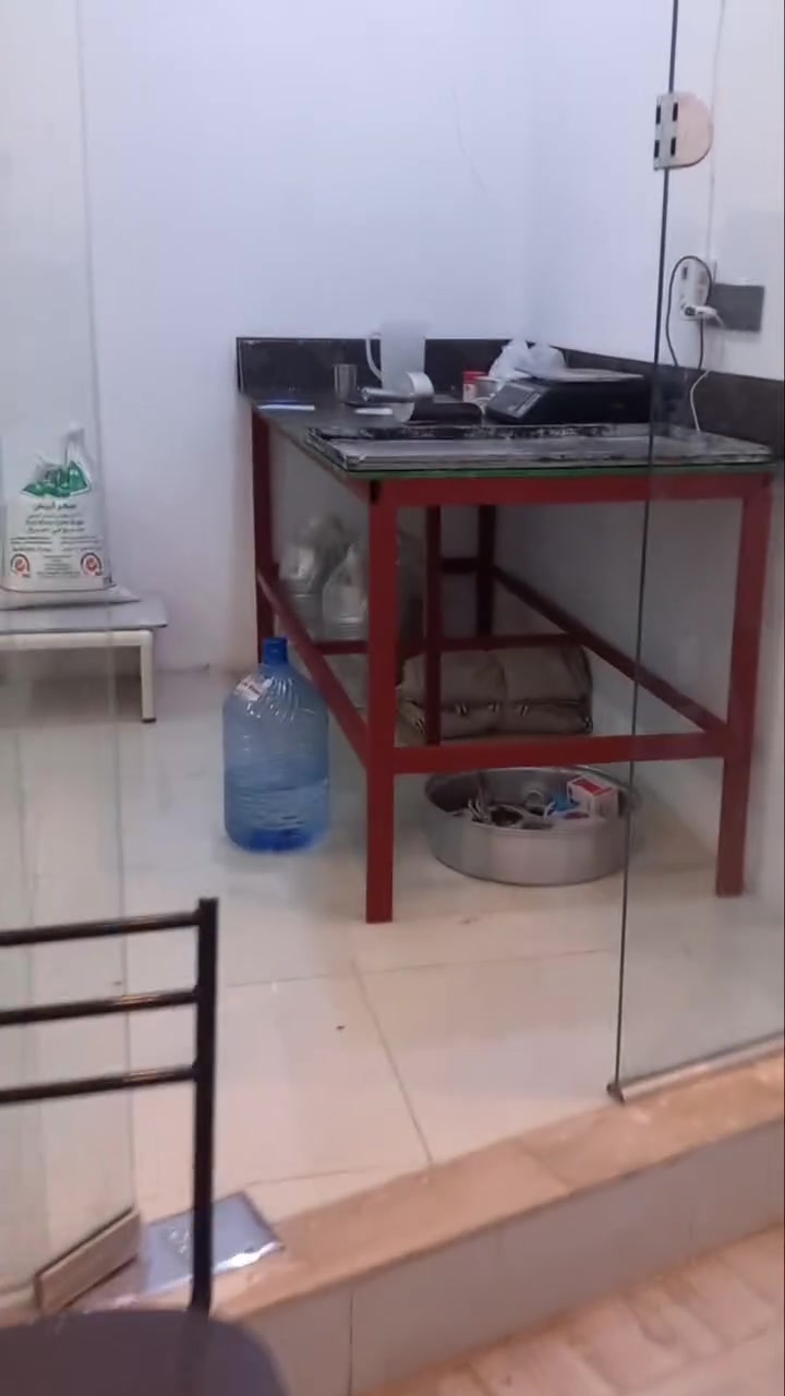 السلام عليكم
للبيع للبيع للبيع فرن مع ملحقات كامل 

شوف صوره فديو اش تحتاج اني حاضر 

1_ فرن 3 طبقه مال كيك اسفنج 

2_ 120 قالب  كيك سفنج 

3_ عجانه  20 كيلو كهربائي سحب امبير نص 

4 _ شرح عدد شرح 20 شرح 

5_ ميس مال العجنه ميس تفتح العجنه بيها

6_ ميس لل عرض حديد عدد 2 

   سعر  1,250,000 مليون 

تحياتي للجميع

