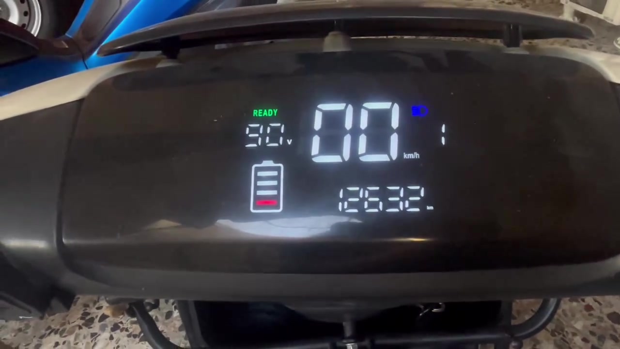 دراجه شحن نوع سكنس
مدرعه ملف 2000
7بطاريات جديده على وضع الشركه 
دراجه نضيفه اي نقص مابيها نضافه 100‎%‎
كل شي موضح بل صور ولفيديو 
السعر :600 وبيها مجال 
الرقم:***********
