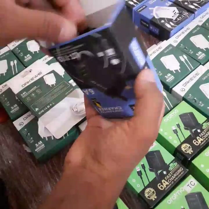 شاحنات كلكسي  وتايبسي فقط
هذني الشواحن شنو موديلاتها بالضبط، وهل هي أصلية لو تجارية/بديلة؟: 
كلكسي وتايبسي  فقط
الكمية شكد متوفرة من كل نوع؟ وهل البيع قطعة لو بالجملة بعدد معيّن؟: 
31كلكسي  وتايبسي  19
بيها ضمان أو تجربة قبل البيع؟ وإذا إي، شكد مدته؟: 
نعم بيها فحص 
وين موقعك بالعراق بالضبط حتى نعرف شلون نرتب الاستلام أو التوصيل؟: 
كربلاء طويريج منطقة الفيادة   لا يوجد توصل      محافضات يعني اذ انته من كربلاء  نلتقي مكان عام يكون قريب عليه وعليك ام على  طريق  كربلاء  نجف
السعر شكد للقطعة وشكد إذا أخذنا كمية؟ وهل أكو مجال للتفاوض؟: 
سعر القطعه 1750دينار للعلم هاي اني ابيعها  ب الزياره 4000 و5000وتمشي جبت 193وحده وبس ذني  خوش بيهن فلوس 