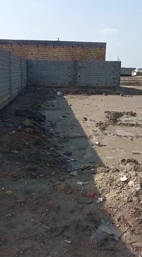 سلام عليكم قطعه ارض للبيع مساحتهه 200متر وجهه 10ونزالهه 20 جاي من جسر ال ابو عضم في منطقه ال صحن رقمي ***********