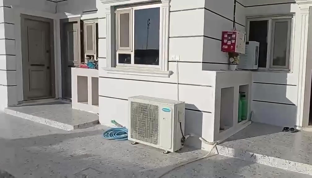 للبيع بيت ديالى خانقين توله فروش 275م واجهة11م توزيع قائمقامية 
المحتويات 
استقبال/مطبخ/حار بارد/صاله مفتوح/ غرفتين نوم/صحيات 
الطابق الثاني 
غرفة نوم /بيتونة
كراج حديقة/بئرماء
البيت جديد فول سيراميك سقف مغربي 
للاستفسار الاتصال على الرقم التالي ***********
سعر 75مليون
مكتب حسين للعقار
