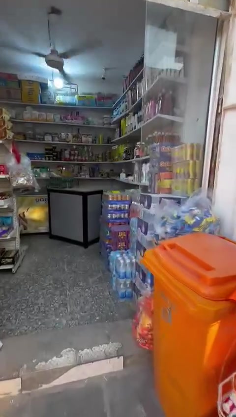 اسواق للبيع المكان حي النصر الثانية دخلها 300 إلى 350  كدامها فرن وبصفها مطعم منطقة حركيه ويمها مدارس ايجارها 150 سحبها 70 سعرها 8 وبي مجال للاستفسار ***********
