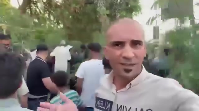 ⭕ بروح موتاكم تزرعوهن

صاحب مشتل يقوم بتوزيع اشجار مجاناً للمواطنين بهدف زراعتها گدام بيوتهم
