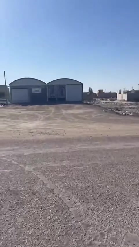 السلام عليكم ورحمة الله وبركاته
موقع تجاري مميز للايجار عباره عن جملونات اثنين بناء جديد مع محلات اثنين مساحة الموقع كامل 1000 متر م  الجملونات والمحلات مساحتهم 500 متر والساحه الي أمامهم مساحتها 500 المكان بين السوق والفضليه ع الشارع العام مباشرة قرب صورة وقرية السيد جاسم الطويرجاوي رحمه الله للاستفسار                                 الاتصال ‭***********‬
