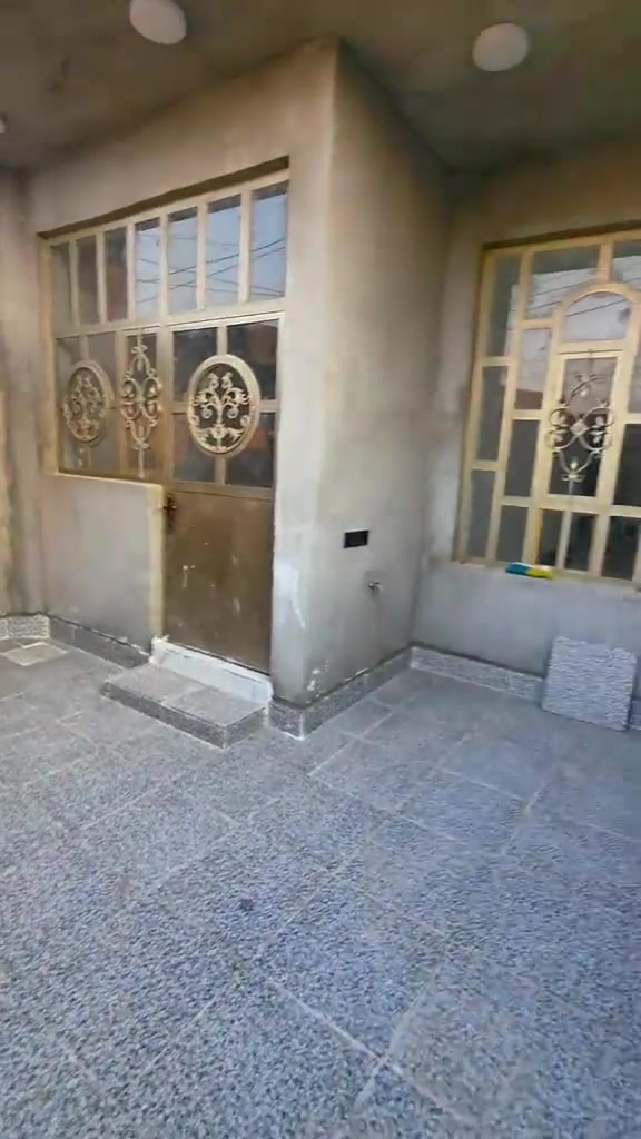 فرصة عقارية مميزة لا تُفوّت في قلب بلد!
​امتلك منزل الأحلام بتصميم حديث وموقع استراتيجي رائع (ركن على شارعين)، جاهز للسكن الفوري وبسند ملكية مضمون.
​مواصفات العقار:
​المساحة والنوع: 125 متر مربع، طابو ملك صرف.
​البناء: طابقين بناء حديث.
​الموقع: موقع مميز جداً، يطل على شارعين (شارع رئيسي عرض 20 متر، وشارع فرعي عرض 10 أمتار).
​الخدمات: متكاملة بنسبة 100%.
​تفاصيل التوزيع الداخلي:
​صالة كبيرة واسعة
​غرفة استقبال
​غرفة نوم في الطابق الأول
​غرفة نوم في الطابق الثاني
​مطبخ مجهز
​بيتونة كبيرة
​العنوان:
محافظة صلاح الدين - قضاء بلد - حي الإمام (قرب ثانوية بغداد).
​للإتصال والاستفسار:
​رقم الهاتف: ***********
​أو زيارة: مكتب التميمي للعقارات (صلاح الدين - قضاء بلد - شارع سيد محمد "ع" - قرب مجمع البركات).
