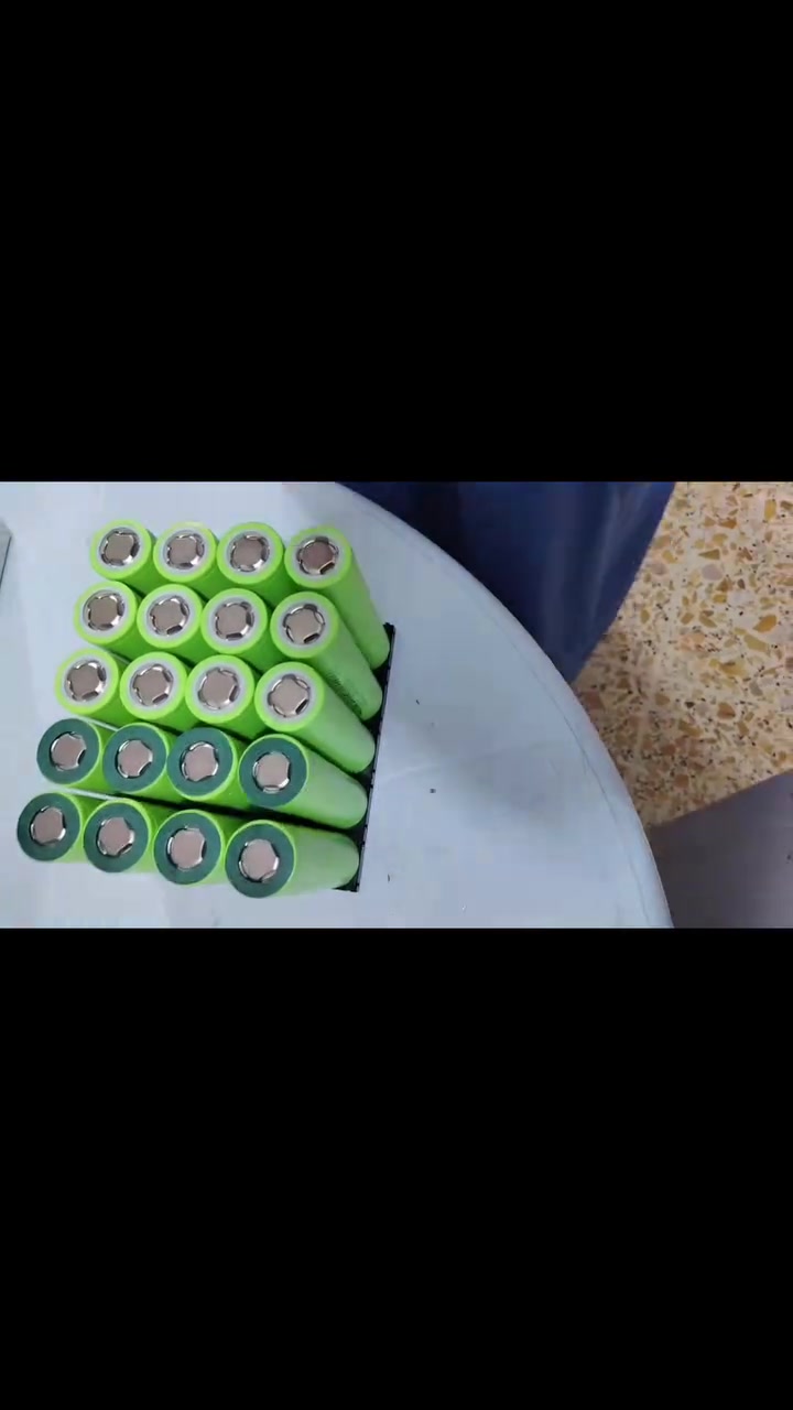 بطارية ليثيوم 60V / 15Ah سمارت ⚡
​(بديل عملي لـ 5 بطاريات رصاص)
​💰 السعر: 190,000 دينار
​المواصفات والميزات:
​📱 نظام إدارة ذكي (Smart BMS): ربط مباشر مع الهاتف لمراقبة الفولتية، نسبة الشحن، وحالة الخلايا لحظة بلحظة.

​⏳ عمر افتراضي طويل: يصل إلى 3000 دورة شحن وتفريغ (أكثر من 8 سنوات عند الاستخدام اليومي في درجة حرارة 25°C، وتقل الدورات مع ارتفاع الحرارة).

​🛵 التوافق: مثالية للدراجات الأصغر من الهيوشا (دراجات الأخوين القديمة وما شابهها)، وتعمل على دراجات الهيوشا لكنها تقطع مسافة أقل مقارنة بالسعات الأكبر.

​🛠️ الضمان: سنة كاملة (تصليح مجاني لأي خلل مصنعي في الخلايا أو التجميع).

​📍 العنوان: الأنبار - هيت - حي البكر
📞 الهيتي لبطاريات الليثيوم: ***********
