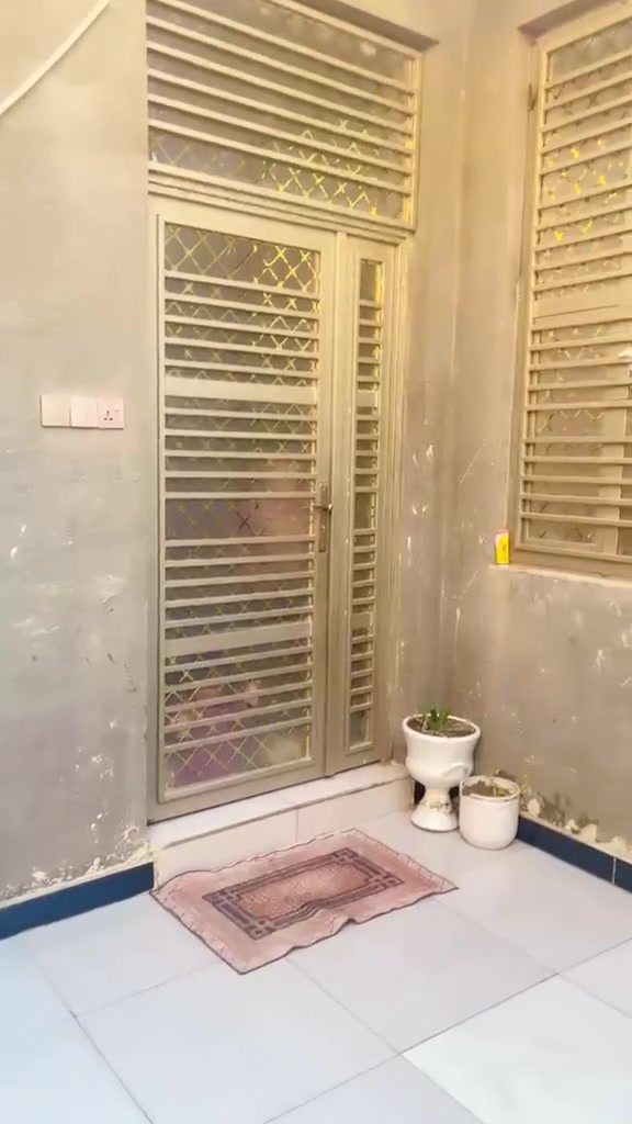 بيت خلفي ميت متر حي الفداء مقاطعه 24 يشمل صاله وغرفه ومطبخ وستقبال وصاله فوك ***********
