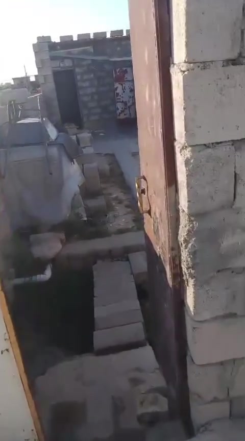 دار للبيع مساحه 100 متر العبور الثانيه اذا اتريد اتصل على الرقم وبيه واتساب هم ***********
