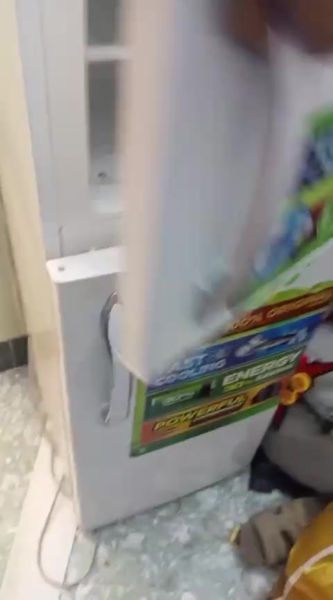 ثلاجه للبيع السعر ١٠٠ وبيها مجال
***********
