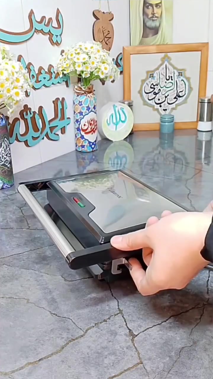 🔥 كابسة صاج LIBRONIC الأصلية – قوة وسرعة بكل طبخة! 
تريدين كابسة عملية، قوية، وتسخّن بسرعة؟ 👌

هاي الكابسة تساعدچ تحضّر الساندويچات، التوست، البرغر وغيرها بسهولة وبوقت قياسي 

✨ شنو يميزها؟ ⚡ أداء عالي وتسخين سريع
صحن تسخين مانع للالتصاق لطبخ أسهل وتنظيف أسرع

📐 زاوية فتح تصل إلى 90° حتى تكون مريحة بالاستخدامم
🔒 قفل لتثبيت الطعام داخل الكابسة
💪 قدرة 1300 واط لأداء قوي
📏 حجمها عملي ومناسب للمطبخ، بدون ما تاخذ مساحة كبيرة.

💰 السعر مفاجأة : 20,000 د.ع فقط
✨ إذا تحب الفطور السريع والساندويچات المقرمشة، هاي الكابسة راح تصير من أكثر الأجهزة استخداماً
📩 للطلب والاستفسار راسلنا على الواتساب ***********
🚚 التوصيل بغداد ٣ آلاف وباقي المحافظات ٥ آلاف
