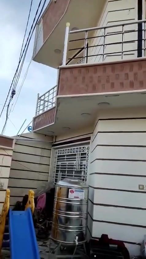 🏡 بيت مميز للإيجار – بابل / البكرلي
فرصة ممتازة للعوائل، بيت نظيف وواسع في البكرلي – طريق البحمير، يبعد 200 متر فقط عن الشارع العام، ويقع على ركن شارعين (شارع رئيسي 10 م وشارع فرعي 10 م)، مما يوفر سهولة بالدخول والخروج.
📐 مساحة الأرض: 200 م²
🔹 الطابق الأرضي: ✅ صالتان، الرئيسية (7×4 م) ✅ مطبخ واسع (5.5×4 م) ✅ صالة داخلية (3.5×3 م) ✅ غرفتا نوم (5×4 م) و(4×4 م) ✅ مجمع صحيات (3×3 م) ✅ كراج سيارة
🔹 الطابق الثاني: ✅ صالة (7×4 م) ✅ غرفتان ✅ مطبخ ✅ مجمع صحيات ✅ مخزن خلفي (6×4 م) ✅ سطح داخلي وسطح خارجي
✔️ موقع هادئ ومميز. ✔️ مناسب للعائلات. ✔️ المعاينة متوفرة في أي وقت بعد التنسيق.
📞 للاستفسار أو حجز موعد للمعاينة، يرجى التواصل على الخاص أو الاتصال على: ***********.
