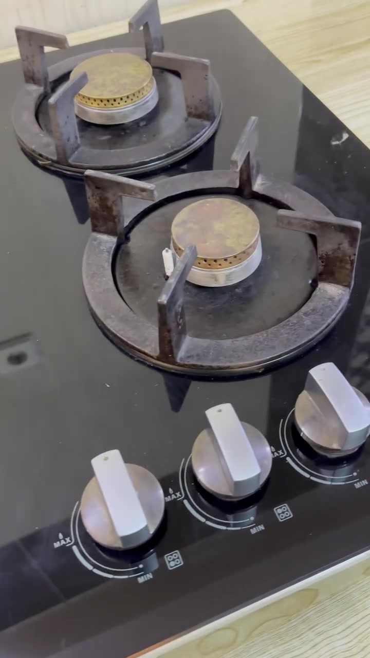 للبيع طباخ غازي شغال نظيف مابي اي ضرر بدون ميز وتنور غازي ***********
