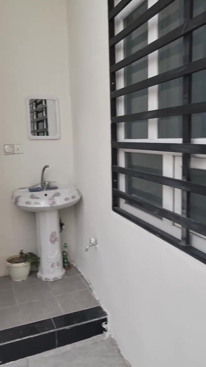 سلام عليكم بيت 100 متر5*20 طابو ب اسمي بناء حديث 55 خلف شارع 20 قرب مسجد مالك الملك
***********
