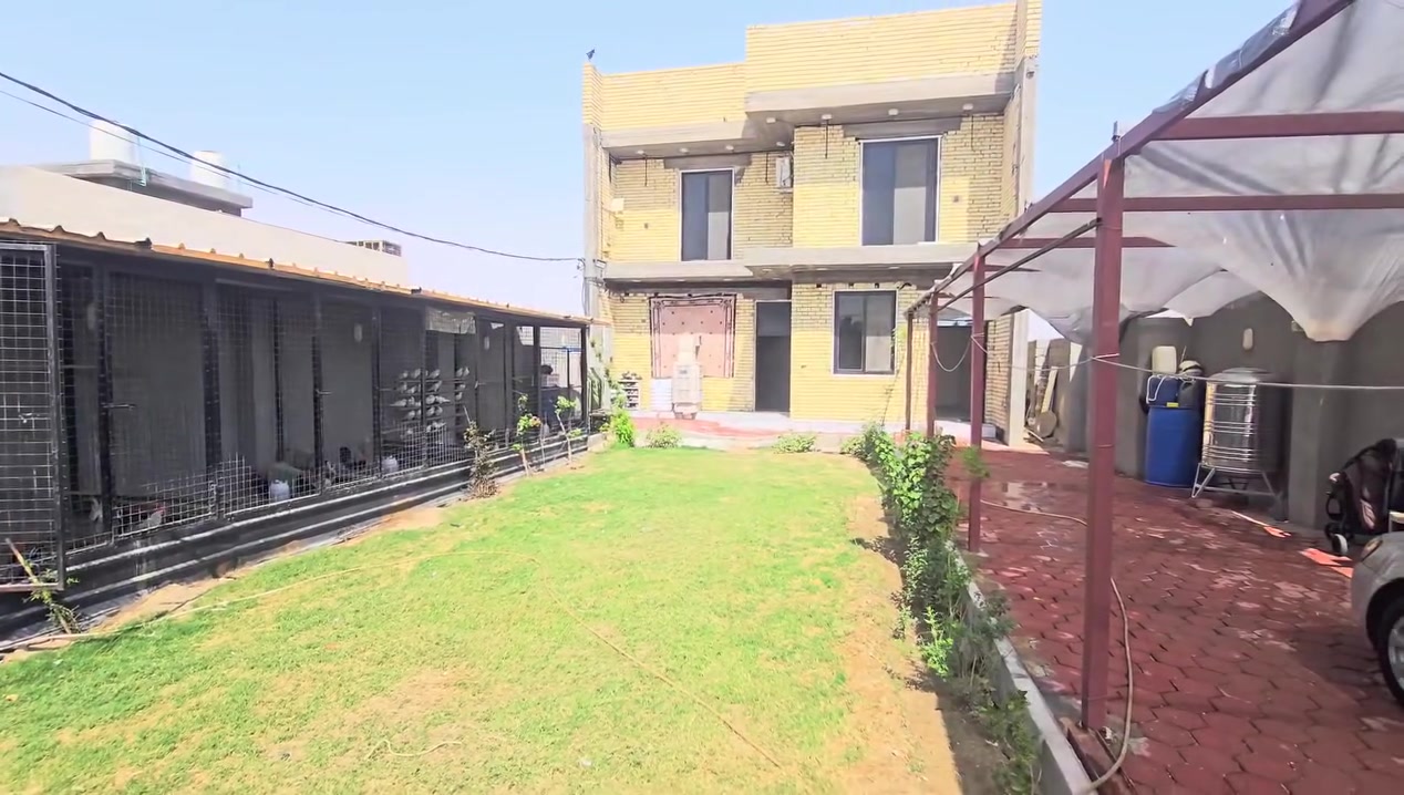 اعلان رقم 2576
موقع مثالي للسكن في مدينة كربلاء المقدسه 🏠 
المساحه ٤٥٠متر + دار  + حديقه + كراج + محمية طيور
الدار يحتوي اربع غرف منام وصاله ومطبخ واستقبال وصحيات
نوع العقار طابو سند ٢٥ إقرار محكمة
العنوان طريق بغداد كربلاء قرب مرقد عون ع
يبعد عن التبليط الفرعي ٥٠٠متر
السعر ١٩٠ مليون وقابل للتفاوض للجاد في الشراء! 
باقي التفاصيل زيارة المكتب 📍 
كربلاء طريق السيده زينب ع قرب عمود ١٣١
او الاتصال 📞
ابو علي ***********
ابو علي ***********
