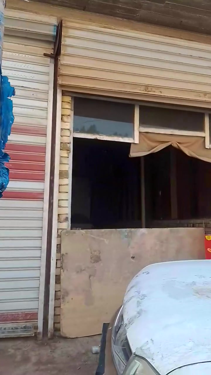 السلام عليكم كبنكات للبيع نظيف
العرظ ٣متر ول ارتفاع ٣ونص 
العدد ٤ ثقيل 
العنوان حي العسكري قرب مدرسة الحشد الاتصال ***********

