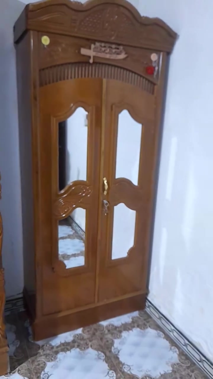 السلام عليكم
من رخصة الادمن
                         م/غراض للبيع
١.تخم قنفات شرقيه باله الخليج ٢٢ متر مستعمل 
نظافه ١٠٠/٩٠ للبيع السعر ب٩٠٠ الف وبيه مجال
٢.غرفه اخشاب عراقيه ٦ ابواب ٧ قطع نظافه ١٠٠/٩٥ للبيع السعر ب٩٠٠ الف وبيها مجال
نقال/ ***********/وات ساب بيه

